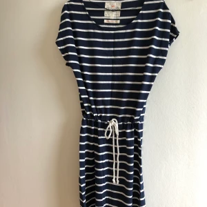 Marin klänning - Sommarklänning till t.ex. stranden. Knappt använd. Kommer från Holy and whyte, Lindex. Kan hämtas i Malmö, är lite osäker på exakt fraktkostnad.