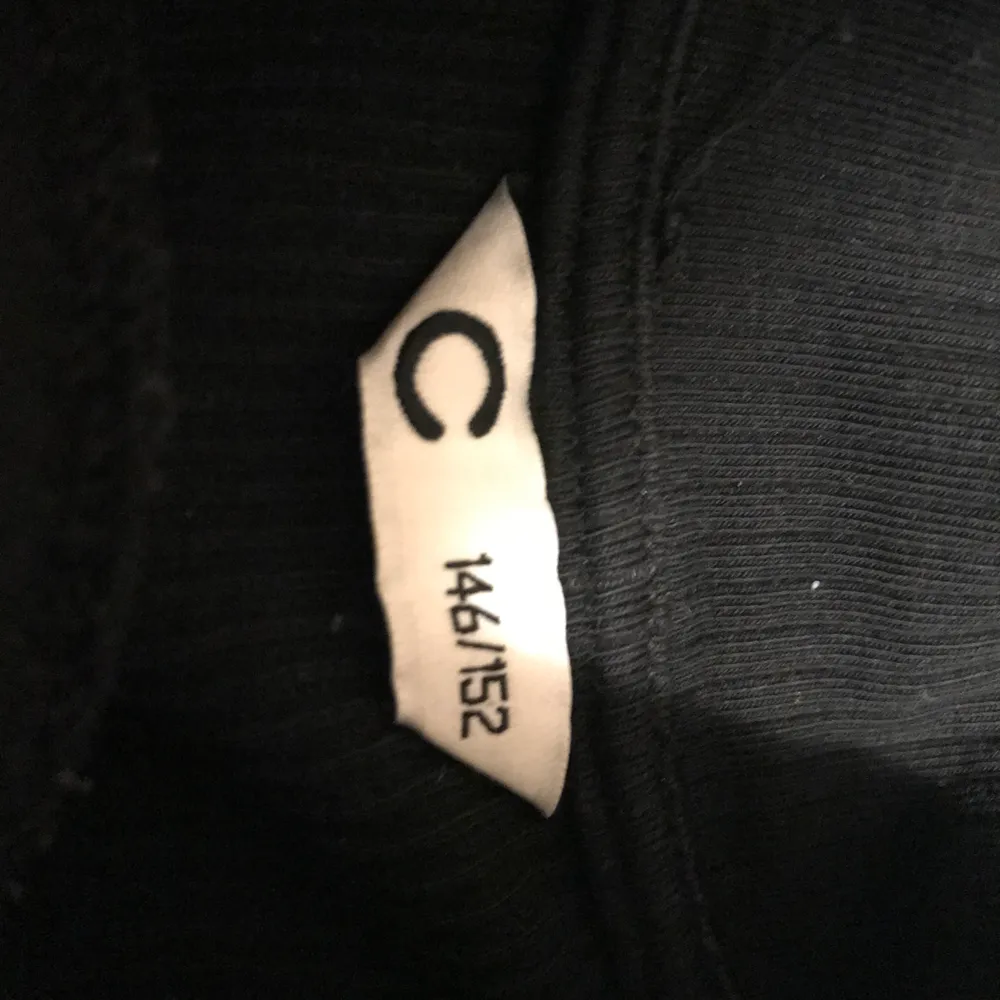 Ett skönt svart linne med ett stretchigt ribbat tyg. (Köpare står för frakt ifal man inte bor i Göteborg). Toppar.