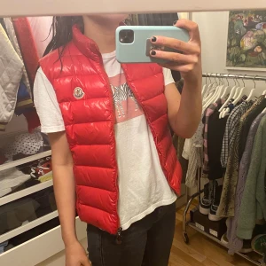 Moncler väst - Strl 3 vilket motsvarar en medium! Använd men i väldigt bra skick! (Äkta såklart, kvitto finns) 