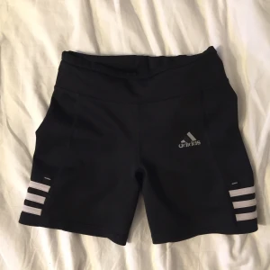 Cykel byxor från adidas  - Storlek s! Säljer för 40kr