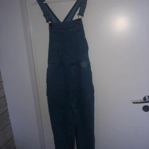 Hängselbyxor  - från asos petite sitter som en vanlig S passar perfelt på mig (ca 170cm) köpta för 400kr, frakt inkluderat i priset, skicka meddelande för mer bilder