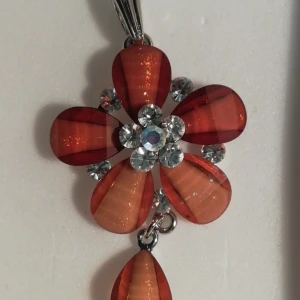 Blomma berlock - Säljs som ny! Pm vid frågor.