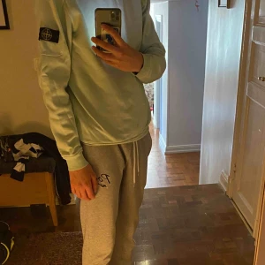  - Intressekoll! Jättefin och trendig Stone Island tröja köpt från  NK (för 1500kr) och knappt använd! Säljer den pga av lite användning! Pris går också att diskuteras😄