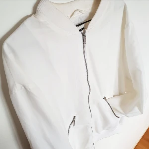 Vit bomberjacka  - Vit bomberjacka från Weekday i strl M. Köpt 2018 och aldrig använd tyvärr. Köpt för 500 kr och säljs för 250 kr. Kan mötas upp i Stockholm eller skicka men köparen betalar frakt!🌻