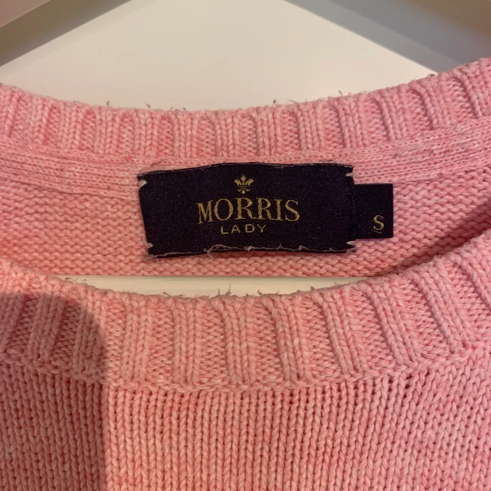 Rosa Morris tröja, nyskick, använd tre gånger. Köparen står för frakten. Passar även XS. Stickat.