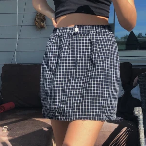 Kjol - super söt kjol som är uppsydd! Storleken är lite oklar men sitter bra på mig som är i storlek S🥰 priset går att diskutera och frakt tillkommer💞