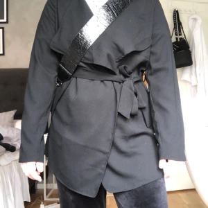 Trenchcoat från Bikbok - Bikboks populära kappa/trenchcoat i storlek M. I fint skick! 163kr inkl frakt💘💘
