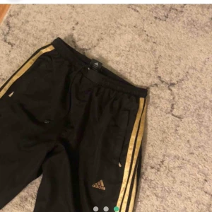 Adidas byxor  - Lägger ut dessa byxor igen till ett billigare pris, vill bli av med en hel del! Frakt: 66kr hör av dig om du är intresserad💓 (”prassel” material)