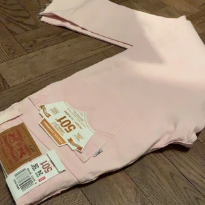 Levis 501 skinny  - Helt nya storlek  W24 L28, modellen skinny 501, byxorna passar tyvärr inte mig därav just ingen bild på hur de sitter men skulle kunna lösas vid intresse,,MÖTS UPP I Stockholm 