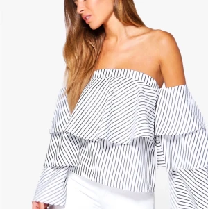 Off-shoulder blus - Off-shoulder blus från boohoo. Vit och svart randig. Använd 1 gång. Storlek S. Frakt: 44 kr. 