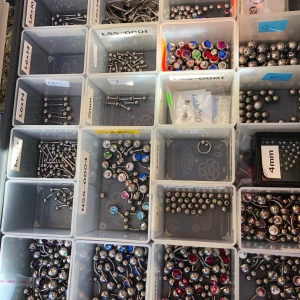 Navelpiercing från Laboro - Finns i storlek 6,8,10 och 12. Flertal färger finns. Fraktkostnad beror på antal. Smycken är från Laboro. 