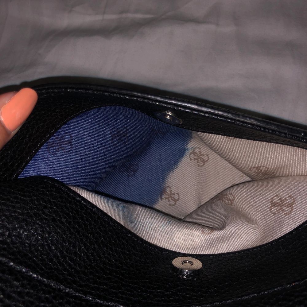 En svart Guess handväska köpt från accent. Inga hål men en ganska stor bläckfläck, visas på bild 3. Säljs för att den inte kommer till användning. . Väskor.