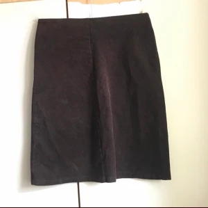 Brun manchesterkjol - Så fin manchesterkjol köpt second hand men är i mycket bra skick!! Så fin till sommaren. Går till mitten av låret på mig som är 170cm. Frakt 30 kr