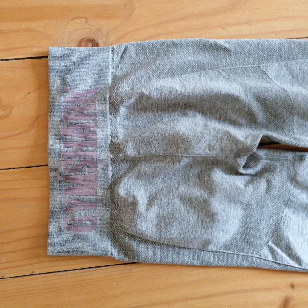 Gymshark flex high wasted khaki marl/taupe, endast använda 1 gång då storleken var för liten. priset är inkluderat frakt!👍. Jeans & Byxor.