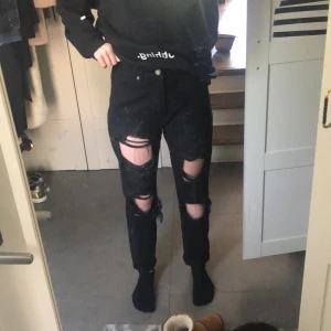Svarta boyfriend jeans - Skit coola jeans från THE ROCKIN REV. Jättebra skick inte andvända så mycket. Original pris 499kr. lägg bud! Frakt står köparen för❤️