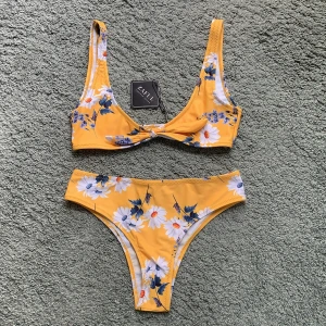 Gul Zaful bikini - Skitsöt gul Zaful bikini!! Storlek M (passar dock mer som S) Aldrig använd, endast provad ett fåtal gånger. Lappen finns kvar. Knuten på överdelen går även att ta av!