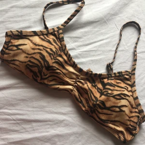 Bikinitopp tiger  - Söt bikinitopp, passar A- B kupa skulle jag tro! Strl: XS Frakt: 20kr, alltså 40kr totalt😊 Skickar gärna mått/fler bilder!