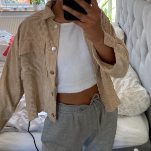 Vårjacka i manchester  - Tunn jacka i manchester i strl S. Använd fåtal gånger. Köparen står för frakt!