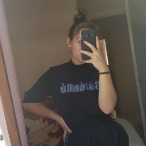 Shirt - Tröja från Lindex, i bra skick! Säljs pga att den inte används. Den är tucked in på bilden, annars lite längre. Materialet är stretchigt men relativt tjockt så den är inte genomskinlig. Tvättas innan den skickas iväg och frakt ingår i priset. 