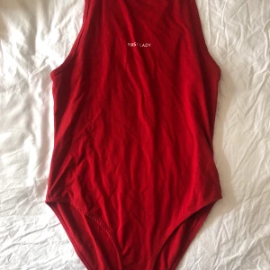 Body från Carlings - Röd body från Carlings som går att knäppa. Vitt tryck i fint skick! Köptes för ca 199kr 