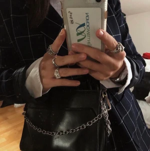 Rutig marinblå kavaj NAKD - Superfin marinblå kavaj från NAKD köpt för 350kr. Knappt använd och i fint skick! Passar S & M beroende på hur man vill att den ska sitta🥰 För fler bilder och info är det bara att fråga!