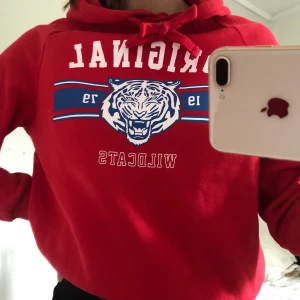 Hoodie - Jättefin röd hoodie från Gina Tricot, storlek SMALL men mer som en XS❤️