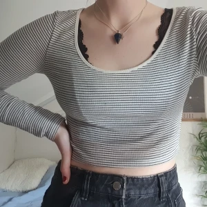 randig crop top - magtröja med vid u-ringning och svartvitt, randigt mönster från H&M. 