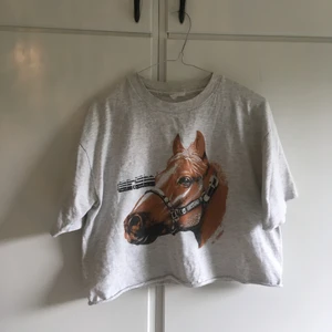 T-shirt med hästtryck - T-shirt från beyond retro, avklippt nedtill. Passar XS-L beroende på hur en vill att den sks sitta.