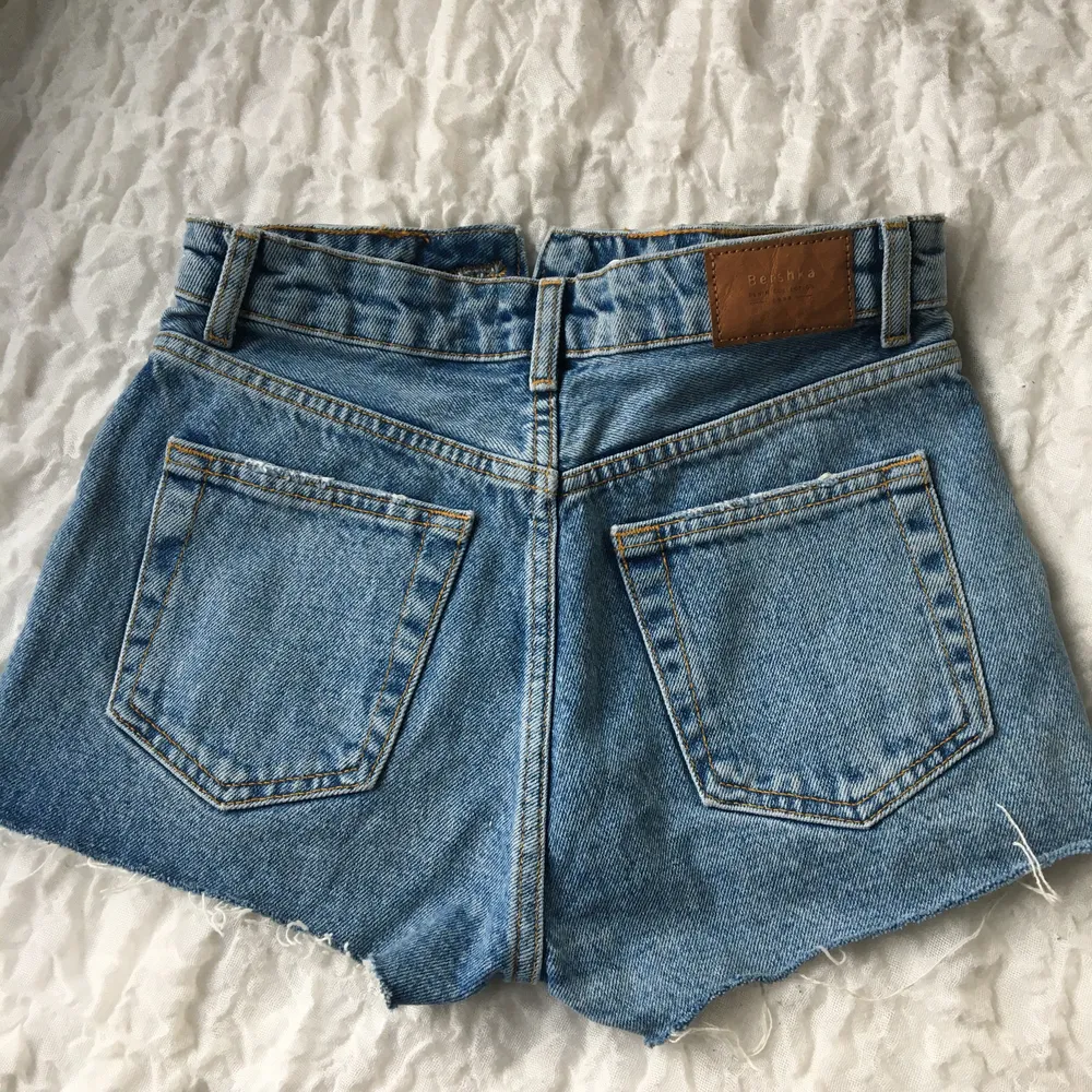 Snygga vintageaktiga jeansshorts från bershka🤩🤩 strl 32/xs. Möts upp i Malmö annars står köparen för frakt💖. Shorts.