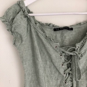 Klänning - As snygg klänning från Chiquelle, köpt för 1 år sen men bara använt 2 gånger. Den är i asbra skick och super fräscht nu till sommaren