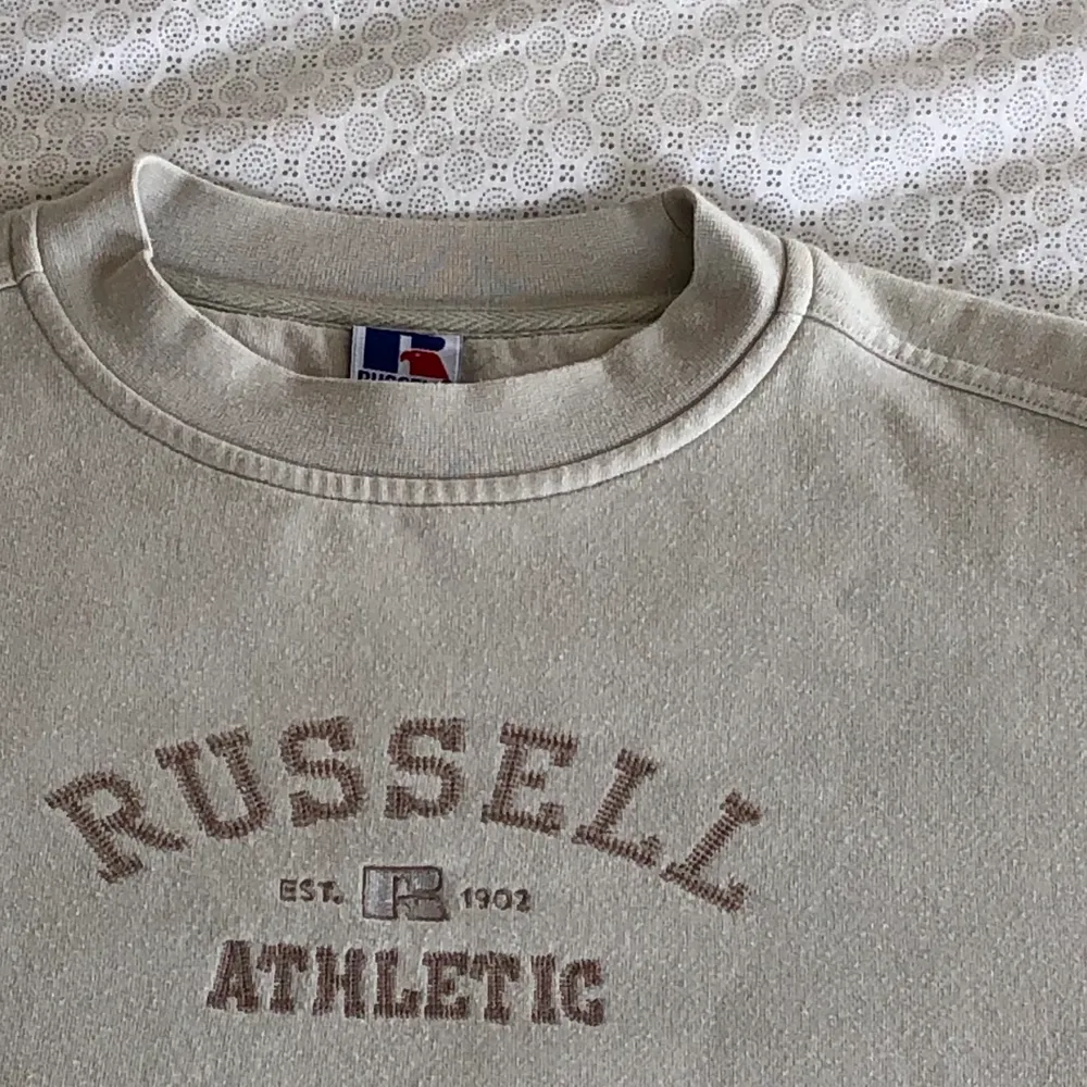 Vintage sweater från Russell Athletics i beige färg 💓 riktigt jävla snygg men får ingen användning för den. Buda på från 100kr!! (Exkl frakt) 💞 XS. Budgivningen slutar ikväll!!!! Skriv till mig om ni budar! 💞💞💞. Hoodies.