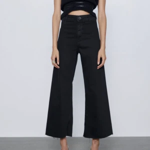 utsvängda jeans  - Säljer dessa snygga, sköna och coola jeans från Zara. Stretchiga! Frakt på 79 kronor tillkommer. 