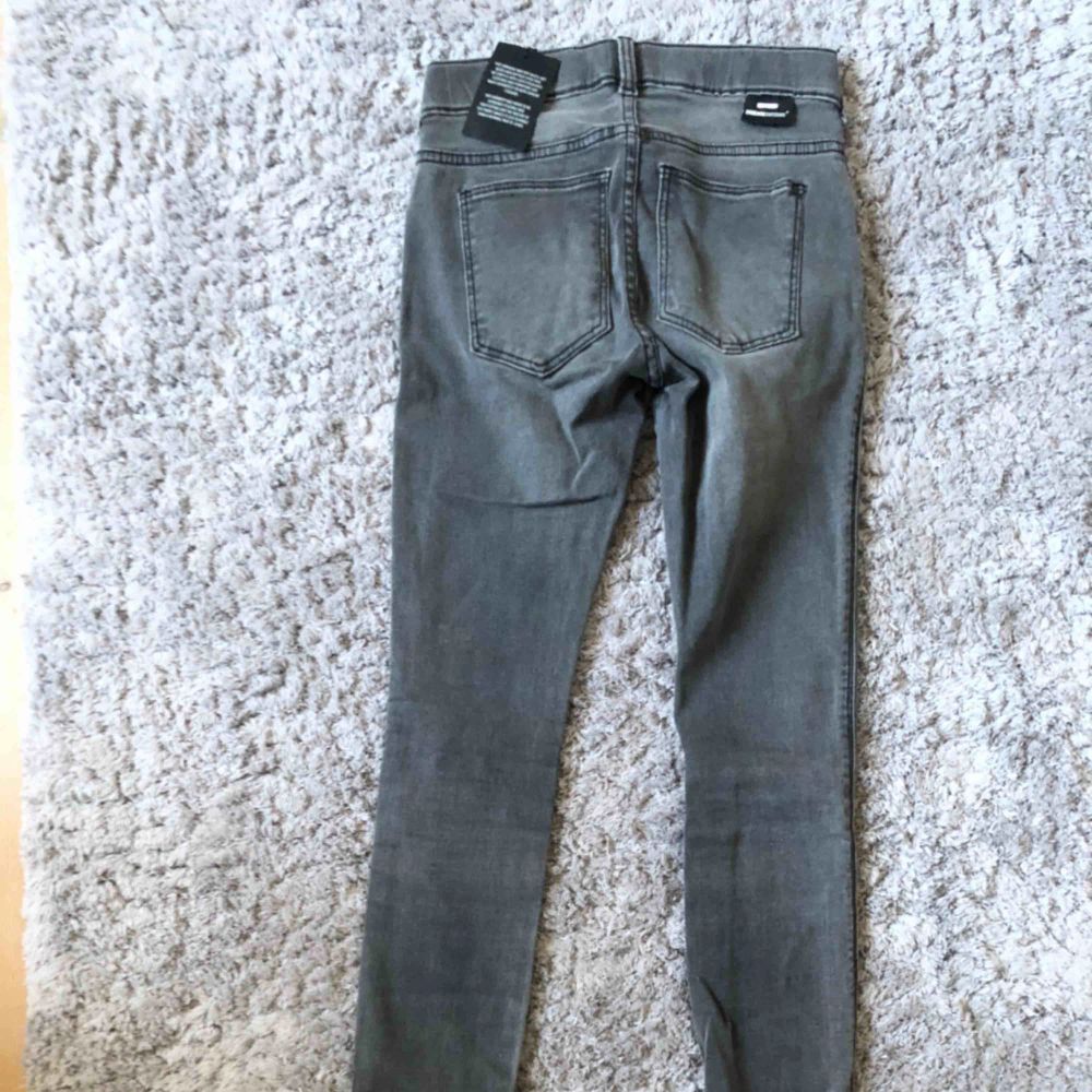 Jätte snygga jeans från de.denim. Helt nya med prislapp kvar. Väldigt stretchiga så passar säker lite större men även mindre storlekar💞. Jeans & Byxor.