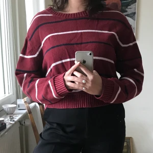 Stickad tröja vintage - En jättemysig stickad tröja i bomull som är croppad! Sitter slappt och bekvämt! Vintage men i väldigt bra skick!