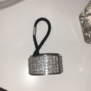 Glitter hårsnodd  - Super fin hårsnodd som kan piffa upp en tråkig look, alla diamanter är kvar och den är i perfekt skick! 