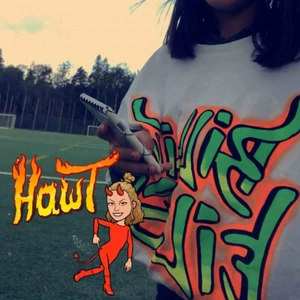  - Billie eilish tröja från Bershkas Collection. Köpt för 300 om jag minns rätt. Kan sälja den för billigare. Möts i Stockholm eller frakt. Skriv frågor privat! 