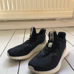 ADIDAS LÖPARSKOR - PARLEY COLLECTION - ALPHABOOST PARLEY SHOES! Ett par grymt snygga och bekväma löparskor som tyvärr inte passar mina fötter. Nypris 1399kr. Är från adidas Parley collection, där allt är tillverkat från plast som hittats i havet! Använda max 10 ggr. Saknar innersula tyvärr