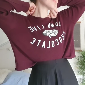 cropped tjocktröja - tjocktröja i croptop-stil, jättebekväm!! passar S-M. motiv: "long live chocolate"
