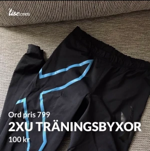 Träningstights från 2Xu(äkta) - Träningstights från 2XU (äkta), orginalpris 799 kr. Välanvända och därför har vissa stripes börjat tappa fäste (se bilder). I storlek XS, ganska små men stretchiga byxor. Frakt tillkommer och betalning sker via swish💓 Skicka ett meddelande om du har några