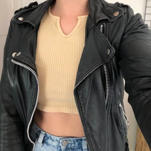 Skinnjacka, äkta skinn! Rock n blue - En skitsnygg skinnjacka i jakt på ny ägare. Passar till allt, använd men mycket bra kvalitet! Nypris 2500 kr