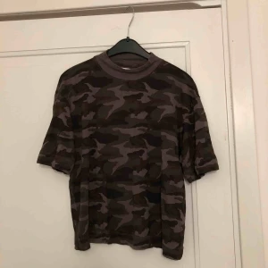  - Militär mönstrad t-shirt med grå krage 