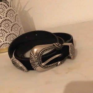  - Bälte med stort silverspänne från Gina tricot. Betalas med swish, 20kr +frakt. Fråga gärna frågor!