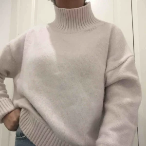  - Fin mysig tröja i väldigt ljusrosa färg 