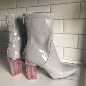  - Ankelhöga stövletter i grått lack material med rosa plexiglas i rosa. Små i storlek.  🎀 endast swish 🎀