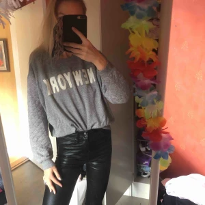  - Så snygg grå mysig hösttröja, oversized! Använd max 3ggr. Tryck ”new york” , köparen står för eventuell frakt! Elr upphämtning i gbg