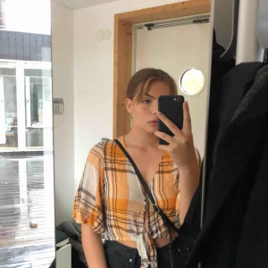  - En knappt använd blus från Urban Outfitters. Nypris ligger runt 450kr. En av lapparna har lossnat lite men märks inte när man har den på. Möts upp eller så står köparen för frakt. 