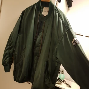  - Pampig jacka från monki! Storlek M (men känns som XL). superskön och dubbelfodrad. Nypris 700:-. Köparen betalar frakt (ca 30:-) 