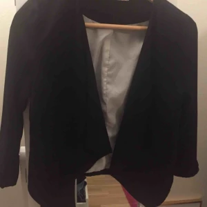  - 3/4 ärm. OBS! Säljer endast till personer som kan ta sig till Helsingborg för att köpa, skickar inget via post.