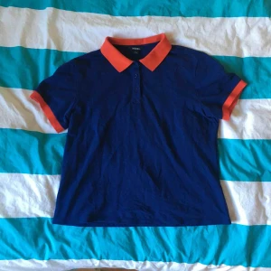  - Tröja från Monki inköpt i somras, endast använd ett fåtal gånger. Säljer den nu då den inte riktigt är min stil. :)   Jag tar Swish och kan mötas upp i Stockholm/Lidingö, kan även skicka tröjan men då tillkommer frakt.