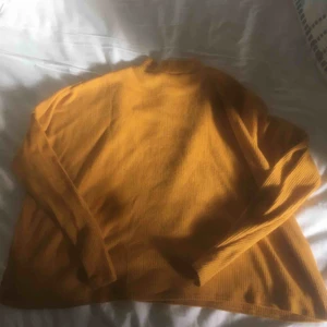  - jättefin gul polotröja💛 super skön och härlig nu till hösten<3  köparen står för frakt!!  